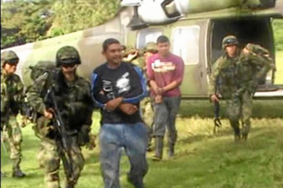 Uno de los capturados fue alias ‘Niño’, quien sería uno de los cabecillas del frente ‘Édgar Amilkar Grimaldo Barón’ del ELN. Los presuntos guerrilleros, el material de guerra y el dinero incautado fueron puestos a disposición de efectivos de la Policía Judicial y la Sijín seccional Málaga, Santander. (Foto: Suministrada/VANGUARDIA LIBERAL)