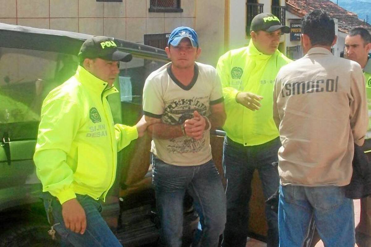 Momento en que eran trasladados por unidades policiales del Socorro, luego de sus tres primeras audiencias, alias ‘El Tigre’ y alias ‘El Mello’, quienes tenían órdenes de captura en su contra. (Foto: Nancy Gómez Cala /VANGUARDIA LIBERAL)