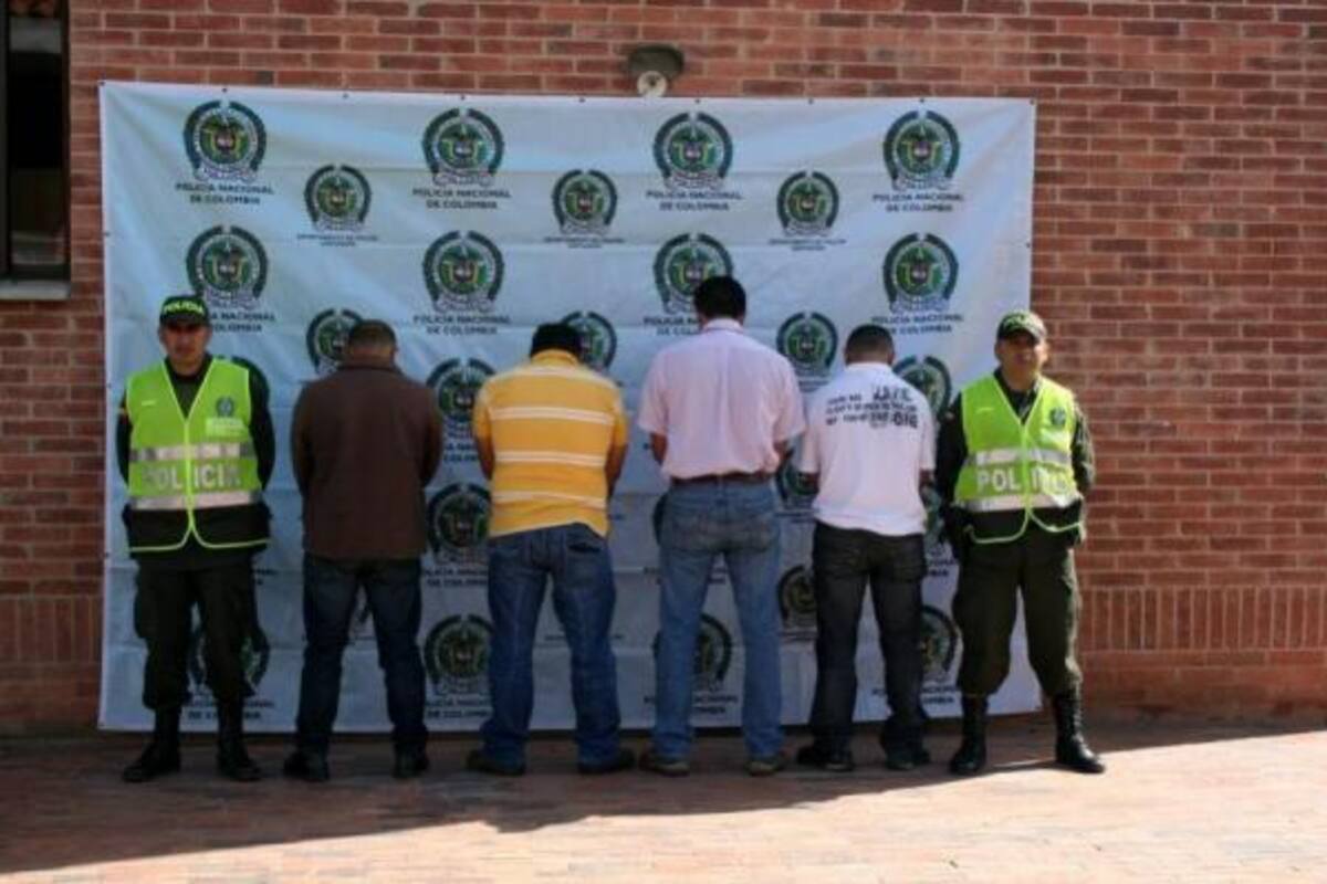 Estos son cuatro de los cinco capturados, sindicados de hurto calificado y agravado, porte ilegal de armas de fuego, concierto para delinquir y secuestro simple.(Foto: Suministrada/VANGUARDIA LIBERAL)