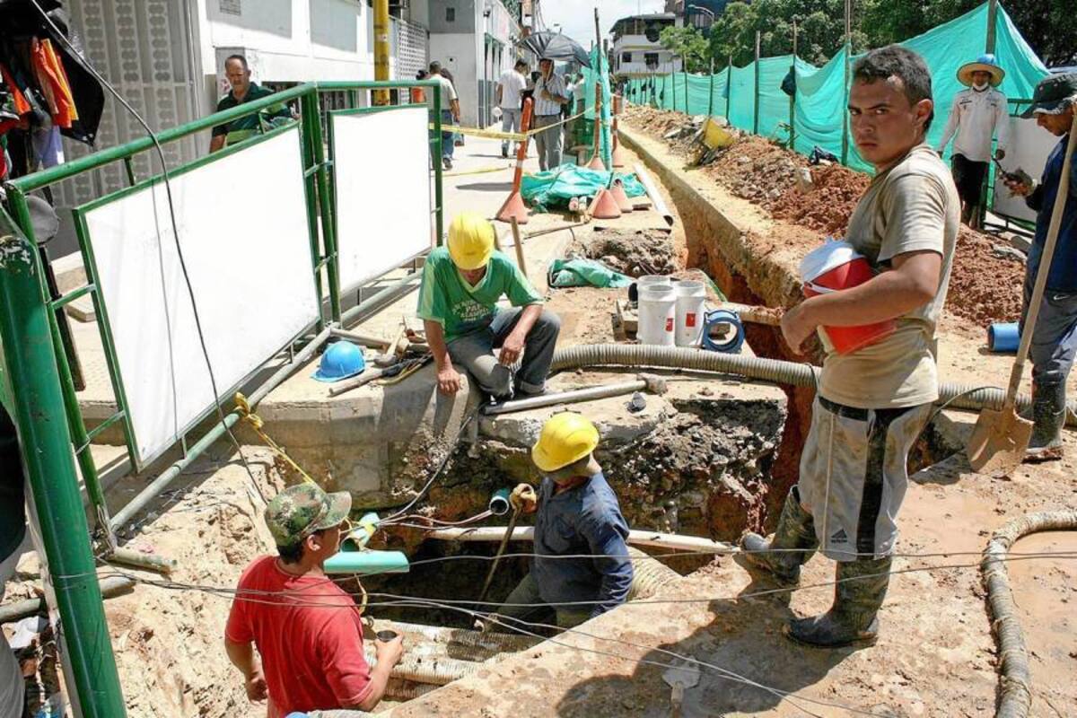 Luego de un corte en el suministro de agua potable que duró cerca de nueve horas, la comunidad del centro de Piedecuesta empieza a recibir de manera gradual el preciado líquido, tras el empalme de tubería en la carrera 6 entre calles 9 y 10 (Foto: Mauricio Betancourt/ VANGUARDIA LIBERAL )