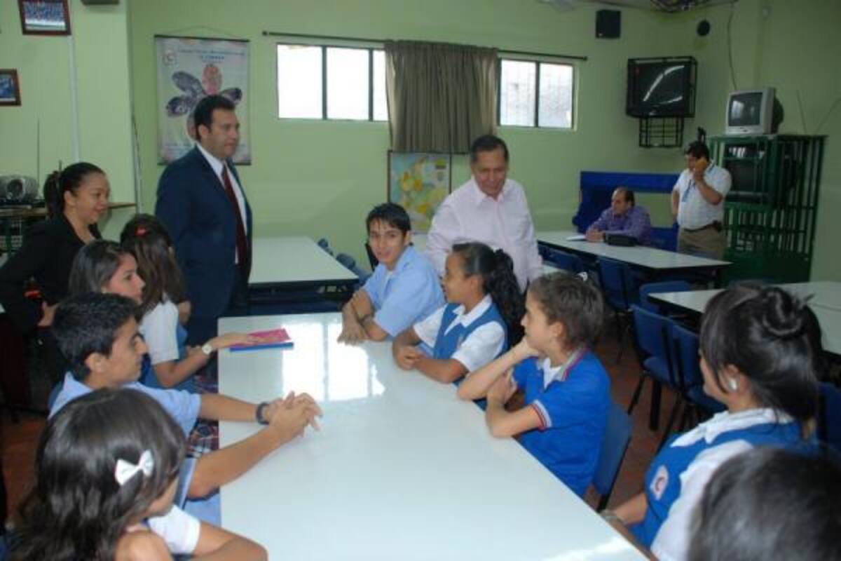 El terreno donde se halla la sede principal de El Carmen no representa mayor peligro, según el Clopad; sin embargo se realiza control del lugar.(Foto: Suministrada/VANGUARDIA LIBERAL)