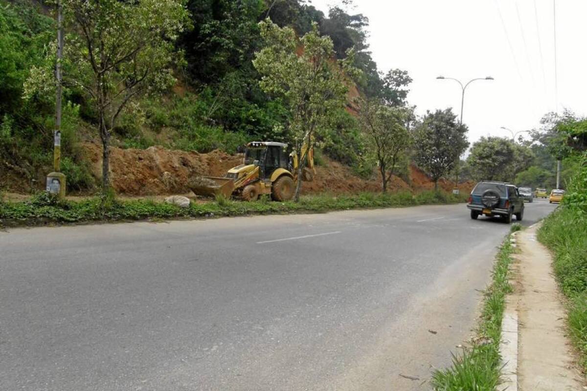 Maquinaria remueve alud en la Transversal Oriental (Foto: Sully Catherine Santos H./VANGUARDIA LIBERAL)