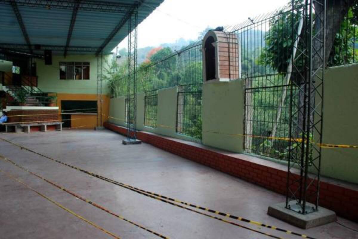 Esta zona del colegio está bloqueada para el paso de los estudiantes ante el riesgo de derrumbe. (Foto: Suministrada/VANGUARDIA LIBERAL)