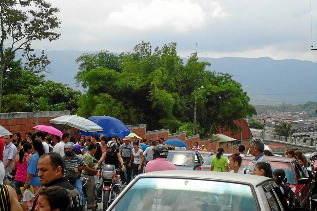El tráfico de vehículos en la salida de la Escuela Normal ha causado preocupación en algunos padres de familia que solicitaron controles de la Inspección de Tránsito, especialmente evitar el paso de camiones, buses y busetas. (Foto: Suministrada/ VANGUARDIA LIBERAL)