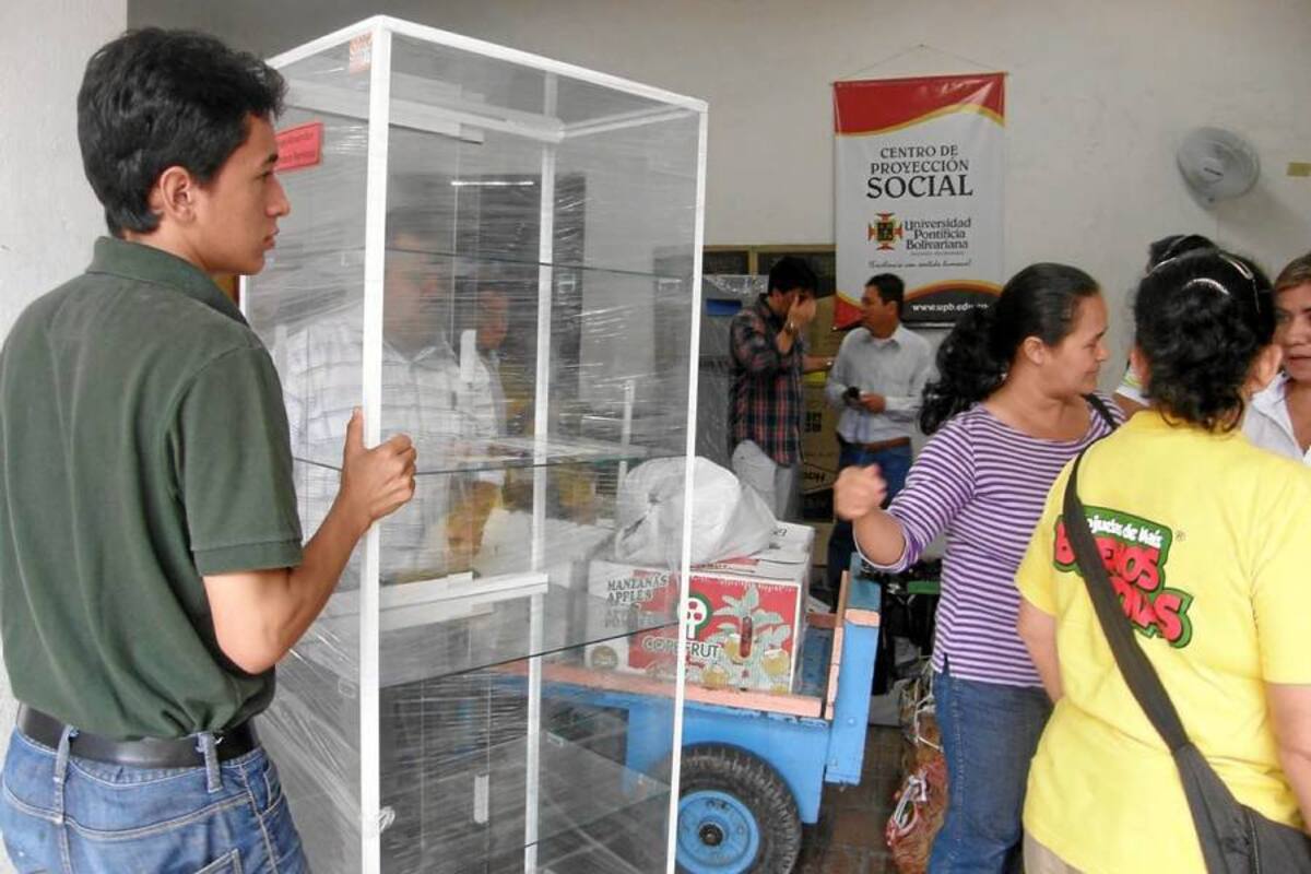 El Municipio en convenio con la UPB, hizo entrega ayer de materia prima e insumos de bien capital para el fortalecimiento de las Mipymes de las familias en condición de desplazamiento en Piedecuesta. (Foto: Edgar Omar Bustos A/ VANGUARDIA LIBERAL )