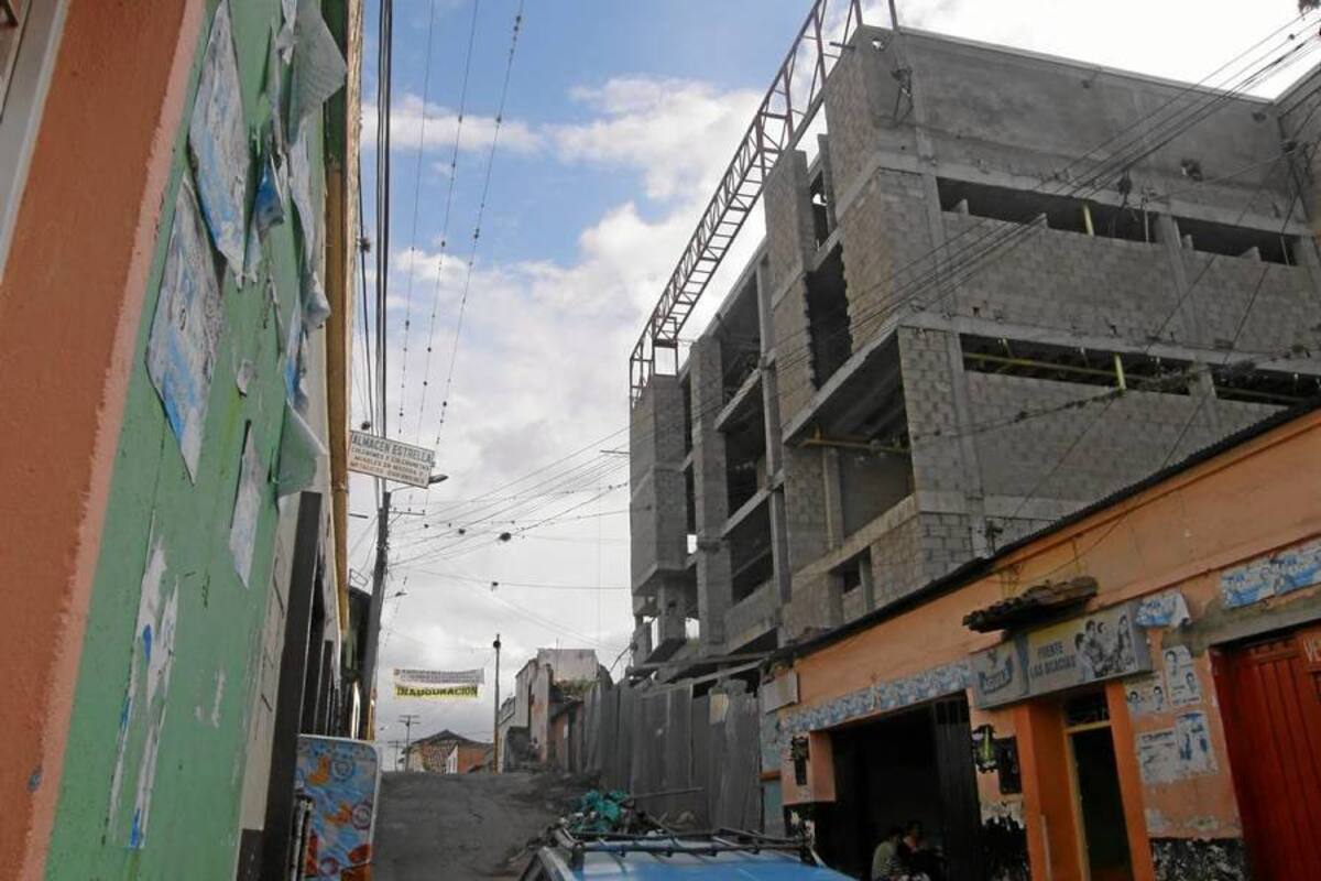 En este sector de la carrera 5 entre calles 10 y 11, tres hombres resultaron heridos tras caer de un andamio a cinco metros de altura en una obra de construcción. (Foto: Edgar Omar Bustos A/VANGUARDIA LIBERAL )