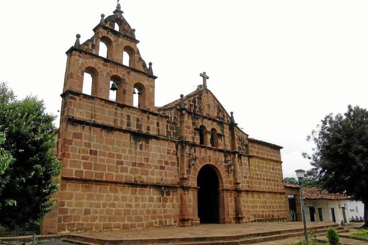 La Capilla Santa Lucía recibió a sus fieles católicos en esta semana santa con un cambio en parte del techo. Clama por su restauración cuanto antes para evitar mayores deterioros. (Foto: Nancy Acuña R./VANGUARDIA LIBERAL)