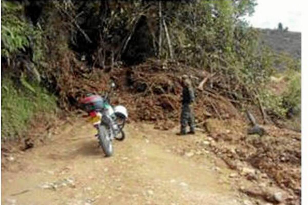 La lluvia ha causado caída de roca sobre la vía Nacional San Gil – Bucaramanga. Aunque ya fue habilitado el carril obstruido se pide prudencia a conductores que utilizan la vía. (Foto: Suministrada /VANGUARDIA LIBERAL)