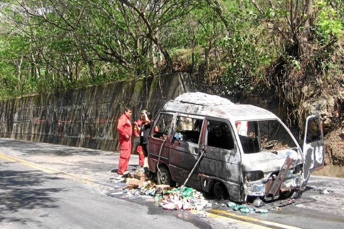 Según informó el conductor, el fuego se inició en el motor de la buseta. Por suerte en el momento en que se presentó la emergencia, no iba pasando ningún vehículo en el carril que invadió el vehículo accidentalmente. (Foto: /VANGUARDIA LIBERAL)