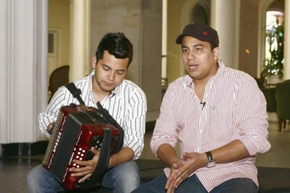 Después de la ruptura de Felipe Peláez con su acordeonero Luis Guillermo Zabaleta y de Manuel Julián con el cantante Luifer Cuello; el cantante vallenato Pipe Peláez y el acordeonero Manuel Julián lanzan juntos su primer trabajo discográfico titulado '+ que palabras'.