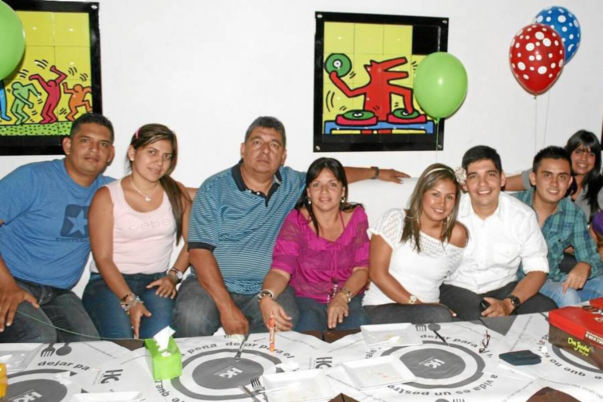 Erick Jiménez, Laura Ramírez, Hernán Orta, María Antonia Roa, Sonia Villamizar de Jiménez, Armando Jiménez, Charly Mateus, Jesenia Villamizar, Natalia Ramírez, Arley Herreño, Henry Villamizar y Julio Áreas. (Foto: Mauricio Betancourt/ VANGUARDIA LIBERAL)