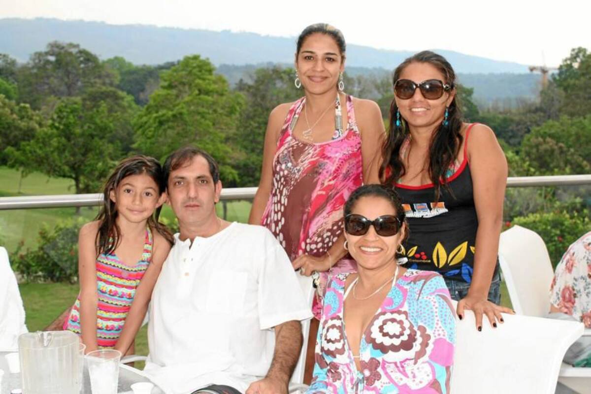 Juliana Pilonieta, Jesenia Correa, Sofía Stunkel, Ludwid Stunkel y Elsa Pilonieta. (Foto: Mauricio Betancourt/ VANGUARDIA LIBERAL)