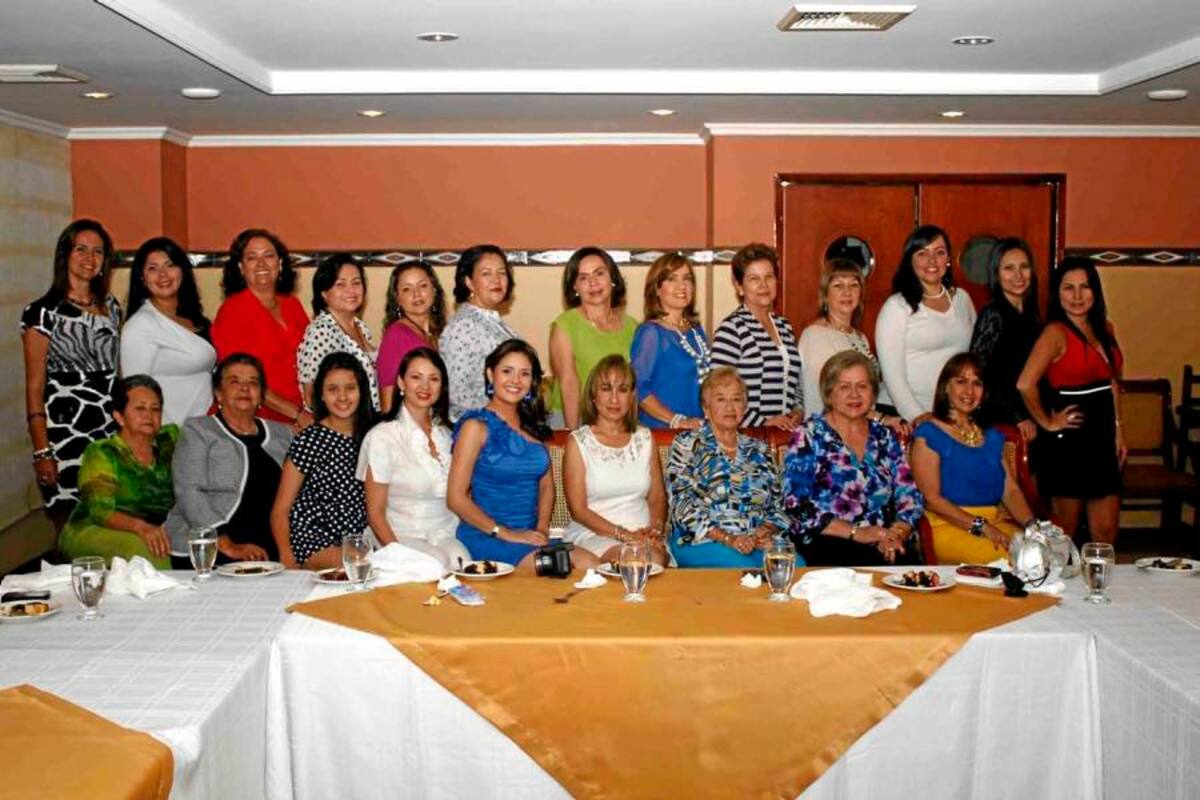Celina Ariza Díaz, Celina Ariza de Marín, Laura Marín, Patricia Delgado de Marín, Natalia Marín, Amparo Corredor de Fuentes, Nelly Guzmán de Corredor, Patricia Corredor, Beatriz de Uribe, Nohora de Marín, Andrea García, Claudia Marín, Gina de Ariza, Aura María de Silva, Milena Marín, Nubia Gómez, Alicia Solano, Martha Fuentes, Myriam Fuentes, Francy de Torres, Christal Guerrero y Diana Guerrero (Foto: Nelson Díaz / VANGUARDIA LIBERAL)