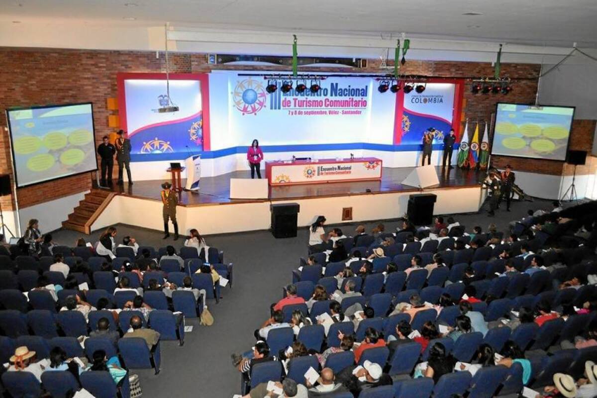 Se desarrolla el III Encuentro Nacional de Turismo Comunitario en la Escuela de Carabineros de la Provincia de Vélez, evento que cuenta con una masiva asistencia de delegaciones provenientes de todo el país. (Foto: Luis Fernando Martínez Vargas /VANGUARDIA LIBERAL)