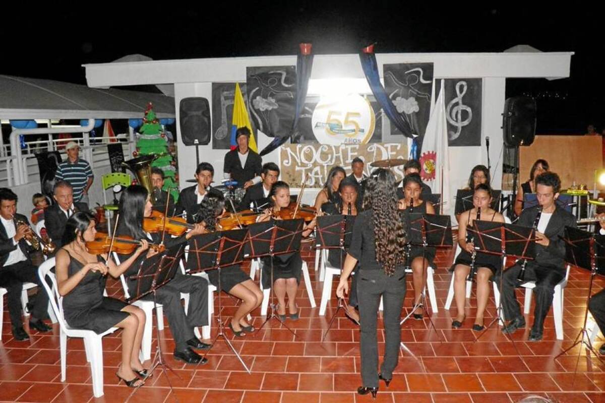 Noche de talentos, donde los aprendices del Sena, sede Barbosa pusieron en escena danzas, canto y música, con esta actividad se puso punto final a las labores académicas la sede de Barbosa. (Foto: Luis Fernando Martínez Vargas /VANGUARDIA LIBERAL)