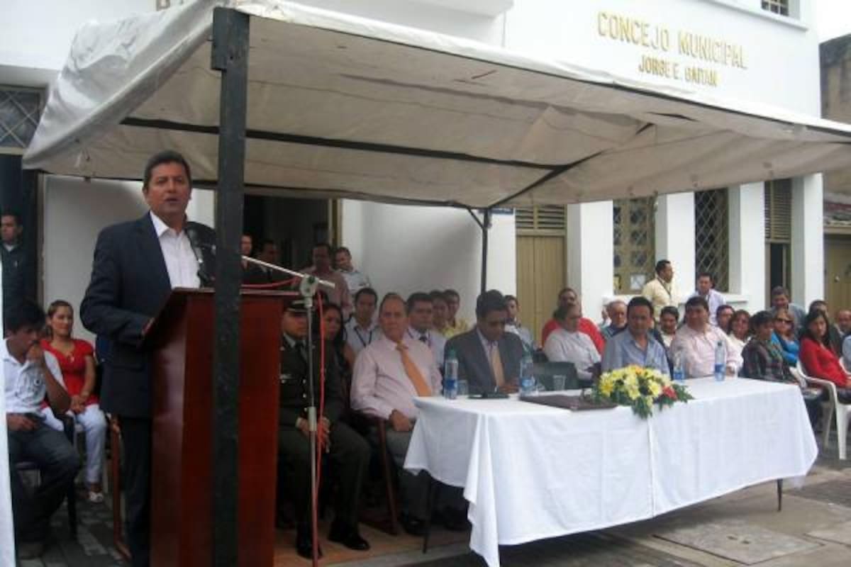 Firma del documento de donación de predios por parte de la Alcaldía Barbosa al Sena regional Vélez, en presencia del notario y autoridades municipales invitadas.(Foto: Nancy Acuña R /VANGUARDIA LIBERAL)