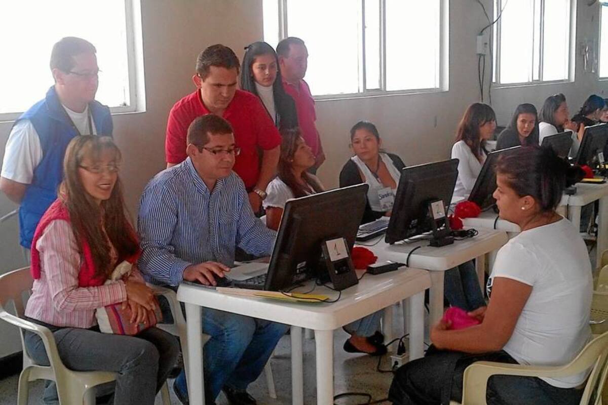 Momentos en que el alcalde de Moniquirá, Servilio Caicedo Ulloa en compañía de la gestora social y funcionarios del DPS, realiza la inscripción de la primera beneficiaria del programa Familias en Acción, en esta ampliación de cobertura. (Foto: Suministrada/VANGUARDIA LIBERAL)