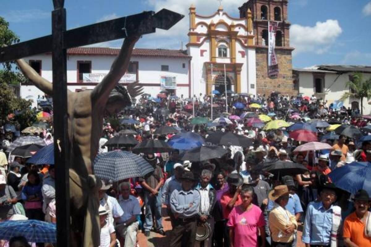 Guavateños y habitantes de municipios circunvecinos llegaron hasta el Santuario de Santo Cristo para venerarlo, como se ha venido haciendo durante varios años.(Foto: Suministrada /VANGUARDIA LIBERAL)