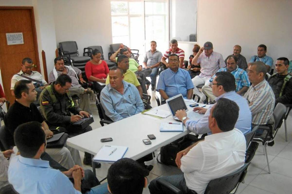 Reunidos en Sabana de Torres representantes de los volqueteros asociados desde San Alberto hasta Puerto Boyacá y de la Concesionaria Ruta del Sol llegaron a algunos acuerdos. (Foto: Suministrada/VANGUARDIA LIBERAL)