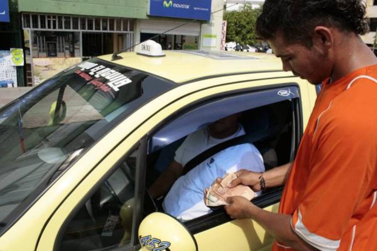Para muchos usuarios de taxi, el alza es injusta pero otros reconocen que así como sube la gasolina y el costo de vida, estas tarifas también deben aumentar.(Foto: Ricardo Pérez/VANGUARDIA LIBERAL)
