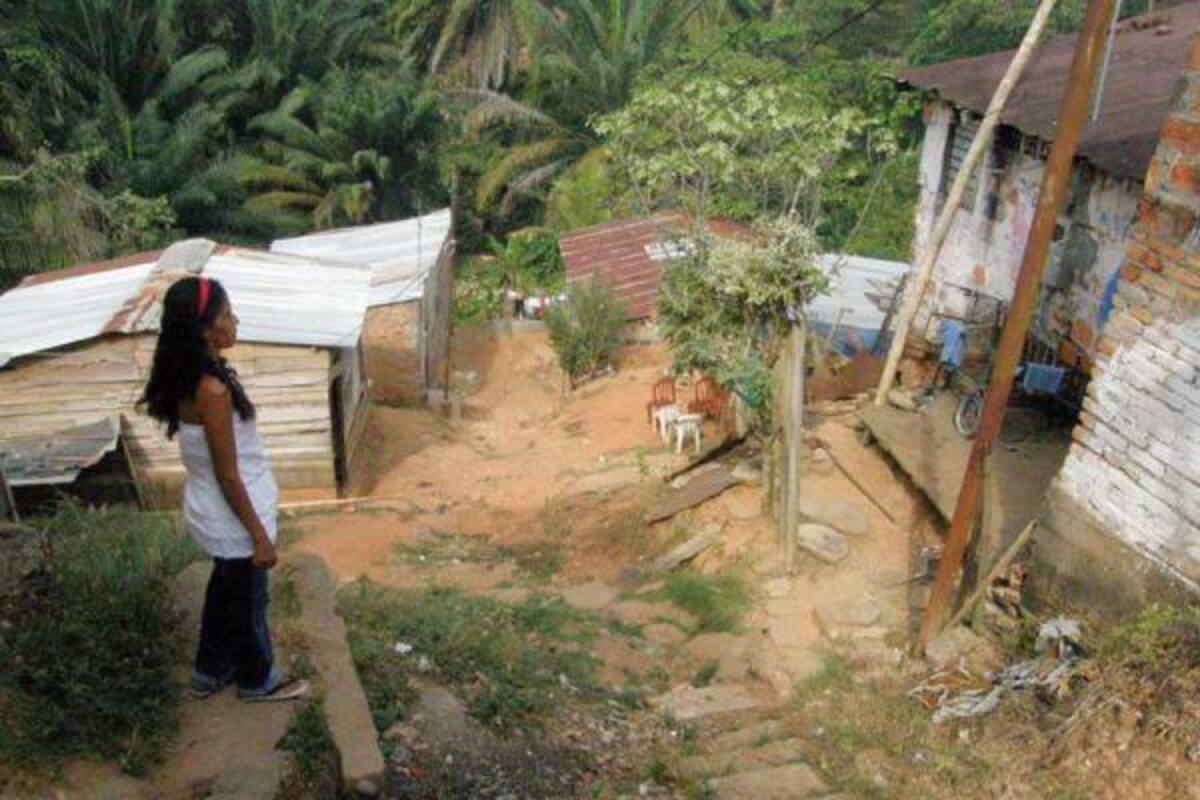 Para muchas personas, esta pequeña calle del barrio Miraflores sería inhabitable por su difícil acceso y su evidente alto riesgo. Sin embargo, 15 familias viven desde hace más de dos décadas allí.(Foto: Edgar Pernett/VANGUARDIA LIBERAL)