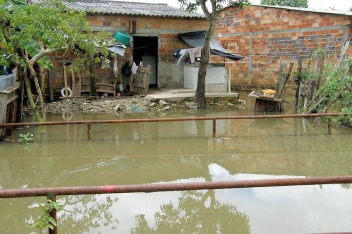 Los habitantes ubicados en los barrios de la comuna Uno, aledaños al caño Cardales, ya empiezan a vivir las consecuencias de la creciente del río Magdalena. Desde ayer el agua se desborda a través de algunos manjoles.(Foto: Edgar Pernett/VANGUARDIA LIBERAL)