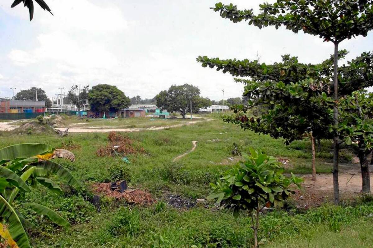 Si todo sale según lo planeado, en este lote anexo al Caif serán ubicados los beneficiarios de Colinas del Norte, las familias reubicadas de la vereda Campo Galán y otro grupo de beneficiarios en una torre extra. (Foto: Archivo/VANGUARDIA LIBERAL)