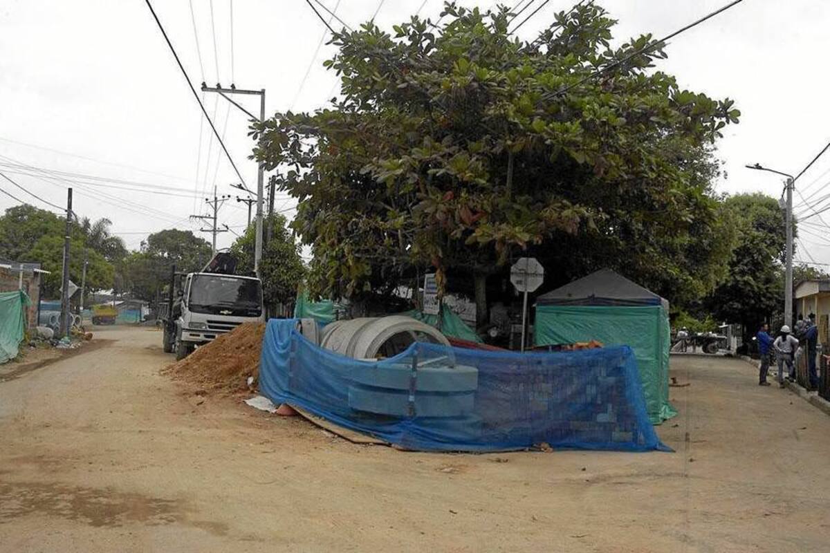 La vibración, el polvo y el ruido son algunas de las cosas que tiene molesta a la comunidad que vive cerca a las lumbreras del colector suroriental. (Foto: Edgar Pernett/VANGUARDIA LIBERAL )