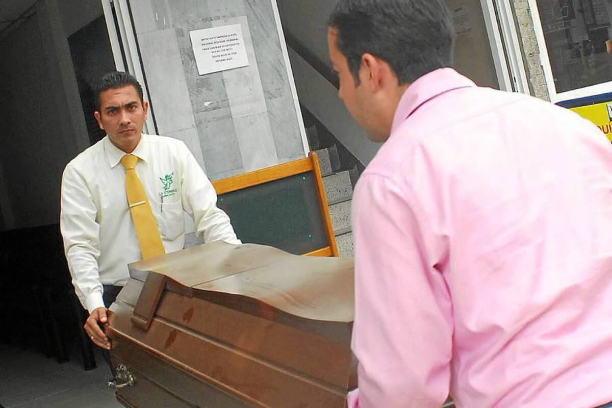 Ana Marín esperaba que el cuerpo de su hijo fuera trasladado desde San Pablo, sur de Bolívar, a Barrancabermeja, donde sería velado en la funeraria la eternidad y será sepultado hoy a las 10:00 de la mañana. (Foto: Javier Alvarado/VANGUARDIA LIBERAL )