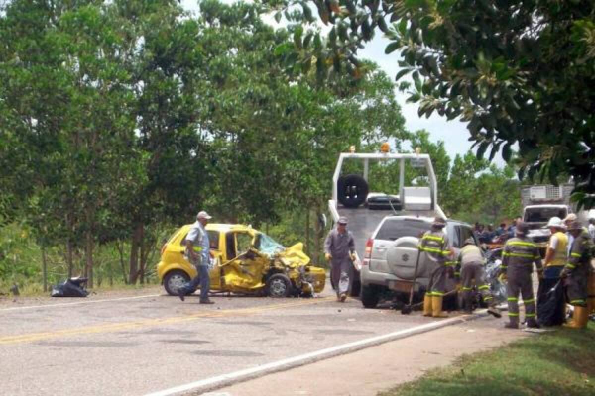 Unidades de la Inspección de Tránsito y Transporte de la Policía acordonaron el accidente que dejó a una persona muerta y tres más heridas.(Foto: Suministrada)