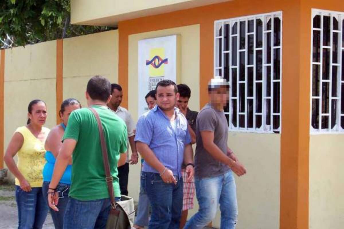 Familiares de Gerson Arley Solano Pedraza, reclamaron ayer el cuerpo sin vida del Instituto Nacional de Medicina Legal, para celebrar hoy sus honras fúnebres en Sabana de Torres.(Foto: Édgar Pernett/VANGUARDIA LIBERAL)