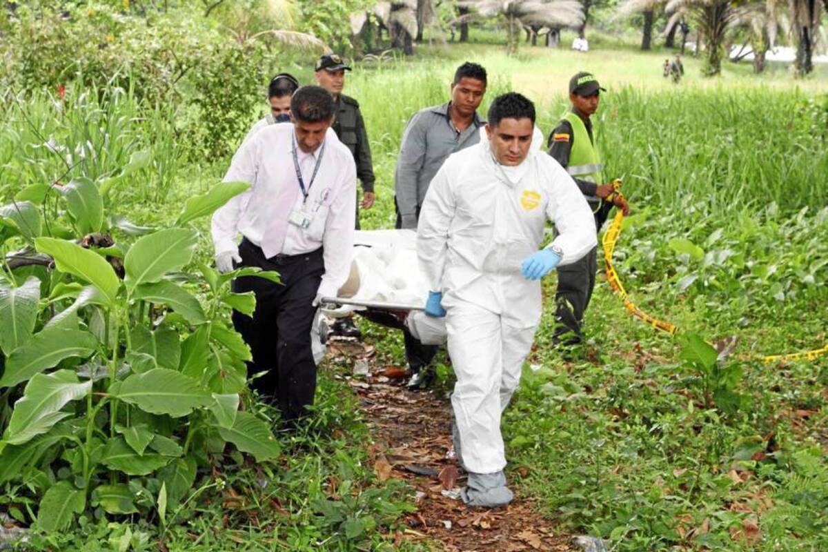El cuerpo técnico de criminalística de la Sijín llegó hasta la zona y realizó la inspección del cuerpo, el cual no portaba documentos de identidad, por lo que permanece como no identificado en Medicina Legal. (Foto: Emmanuel Pérez Ortegón/ VANGUARDIA LIBERAL )