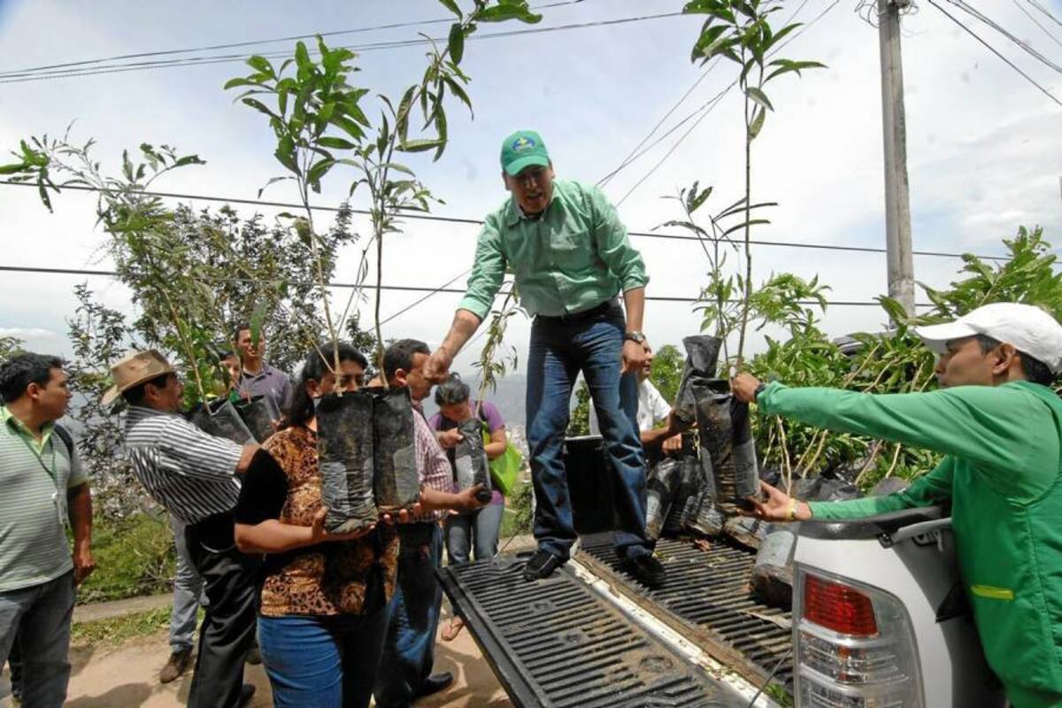 Los directivos de la Cdmb recorrieron los principales barrios que componen la Comuna 14. (Foto: Jamie del Río / VANGUARDIA LIBERAL)