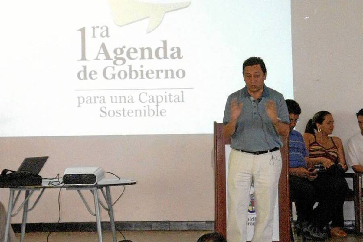En un cabildo, celebrado en el colegio INEM, el Jefe del Gobierno Local les respondió a los habitantes del sur cada una de sus peticiones comunitarias. (Foto: Fotos: Javier Gutiérrez/VANGUARDIA LIBERAL)