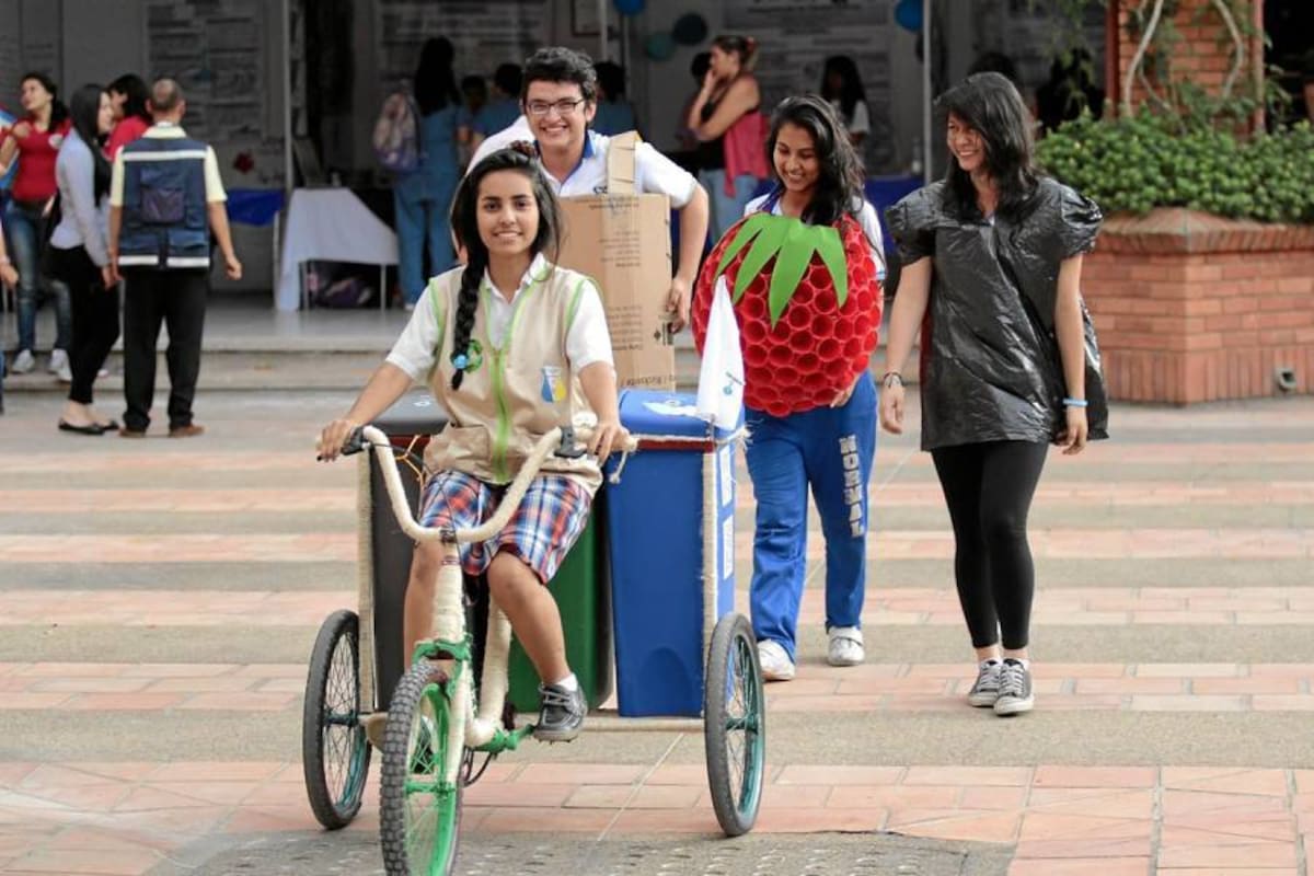 La “Recicleta” Plantel: Normal Superior. Ciudad: Bucaramanga. Estudiantes: Yhary Arias, Manuela Gómez, Juan David Santamaría y Laura Silva, quienes hacen parte del grupo de los “Ecosabios”. (Foto: Javier Gutiérrez / VANGUARDIA LIBERAL)