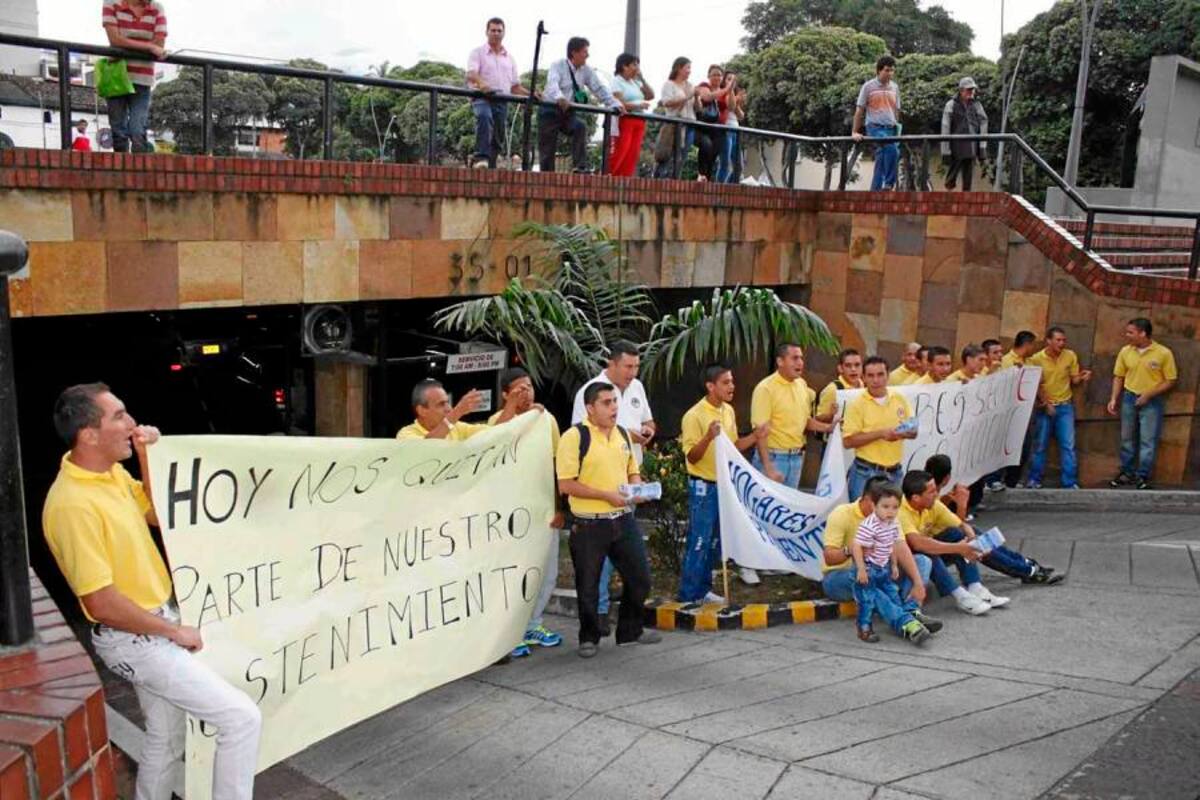 En medio de una conmovedora escena, los voceros de Hogares CREA se apostaron a la entrada del parqueadero de la Plaza Cívica ‘Luis Carlos Galán Sarmiento’. Y es que después de administrar durante 20 años este sitio de estacionamiento, el cual se había convertido en el único recurso oficial que les entregaba el Municipio a esta entidad de resocialización de personas adictas a las drogas alucinógenas, el Área Metropolitana de Bucaramanga, AMB, le entregó a una firma paisa el manejo del lugar. (Foto: Foto: Nelson Díaz / VANGUARDIA LIBERAL)