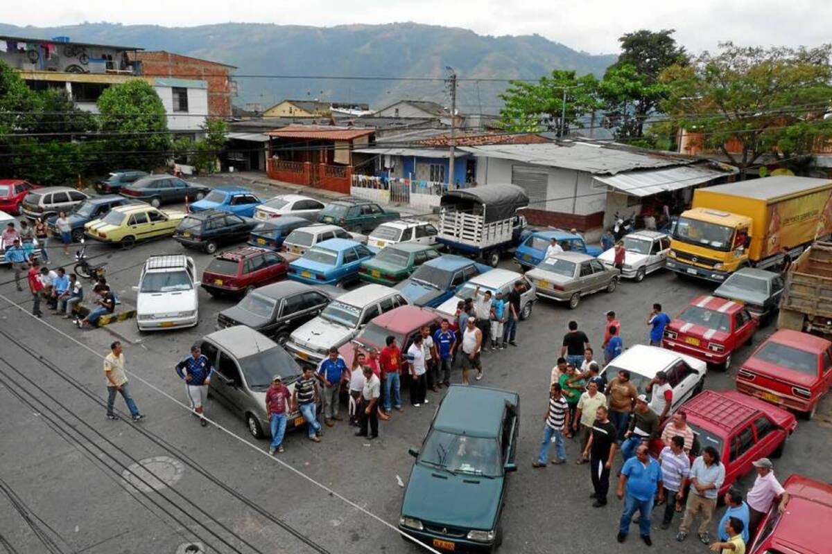 Desde el pasado martes se congregan en la antigua estación de buses del barrio Kennedy los transportadores informales del área metropolitana. (Foto: Nelson Díaz/ VANGUARDIA LIBERAL)
