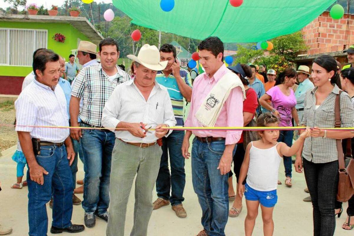 En la gráfica el concejal Ricardo Estévez cortando la cinta en compañía del alcalde Johnny Walter Peñaloza Niño, y los concejales Orlando Aguilar, Francisco Forero, Abraham Torres la gestora social y comunidad del barrio Altamira del Poblado de Oiba. (Foto: Suministrada/VANGUARDIA LIBERAL)