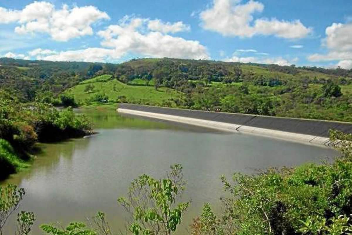 Aspecto del embalse de la Honda, que está siendo utilizado por personas inescrupulosas como balneario y sitio de pesca y recreación. (Foto: Suministrada/VANGUARDIA LIBERAL)
