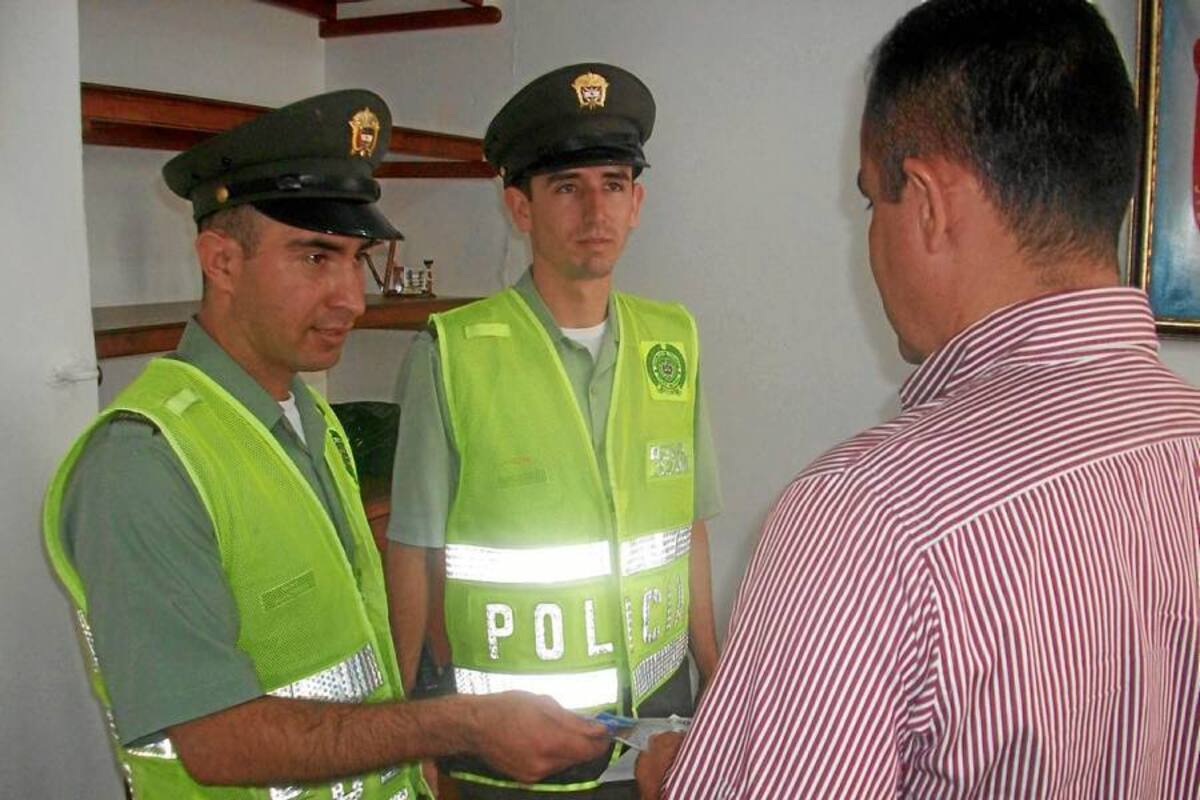 Patrulleros devolvieron $700 mil que hallaron tirados en la calle