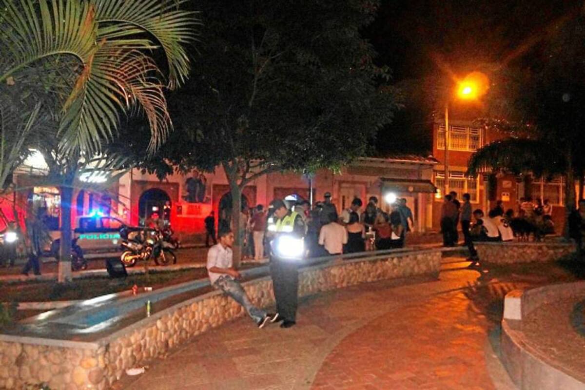 Actividades de control realizadas por la Policía Nacional, del II Distrito del Socorro, de Infancia y Adolescencia, haciendo cumplir el decreto por medio del cual se reglamentó el toque de queda para los menores. (Foto: Suministrada/VANGUARDIA LIBERAL)