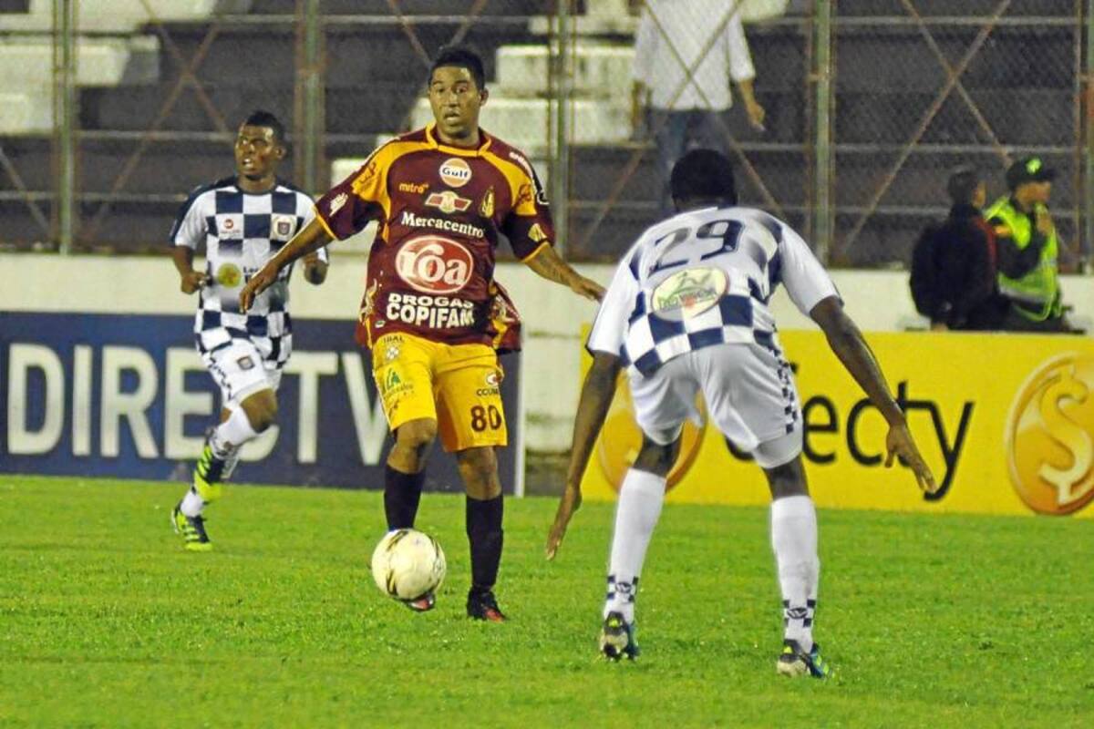Deportes Tolima asumió el liderato de la Liga Postobón tras empatar en su casa 2 – 2 ante Boyacá Chicó y aprovechar la derrota de Huila ante Santa Fe 4 – 0. (Foto: Colprensa / VANGUARDIA LIBERAL)
