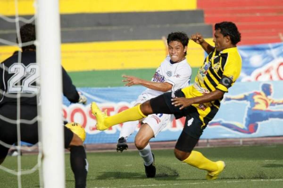 Sergio Romero aprovechó su potencia y con un potente remate, que contó con la complicidad del portero Jorge Henríquez, anotó el segundo gol de Real Santander en la victoria 3 - 2 sobre Alianza Petrolera. (Foto: César Flórez / VANGUARDIA LIBERAL)
