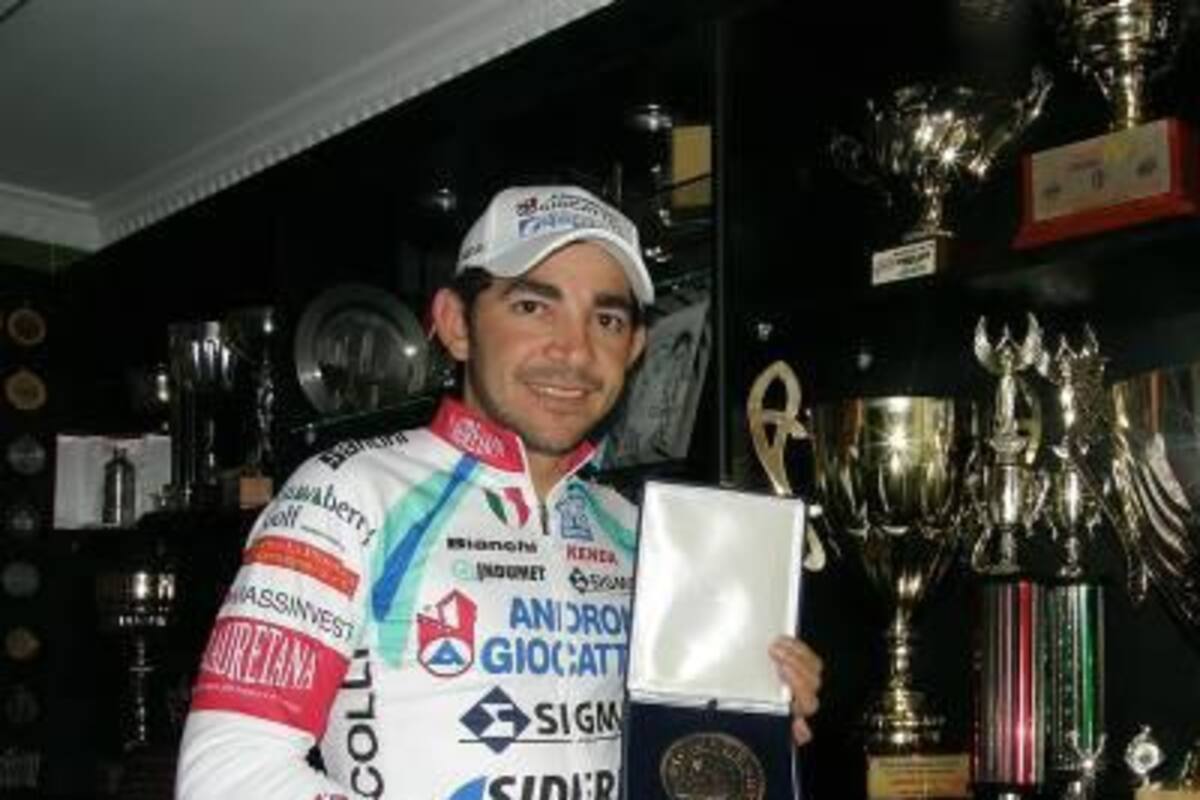 Con orgullo exhibe José Serpa el trofeo que lo acredita como el campeón del Giro del Friuli, prueba que ganó de manera magistral la semana pasada en Italia. (Foto: Javier Gutiérrez Pieruccini / VANGUARDIA LIBERAL)