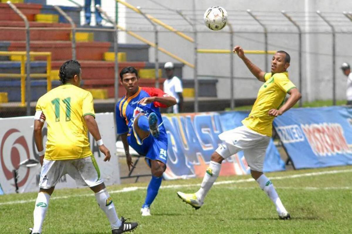 Bucaramanga rescataba un valioso punto en el estadio Ciro López de Popayán, pero un gol de último minuto le dio la victoria a Universitario y dejó a los santandereanos necesitados de buenos resultados para meterse en los cuadrangulares semifinales del Torneo Postobón. (Foto: Cortesía El Liberal de Popayán / VANGUARDIA LIBERAL)