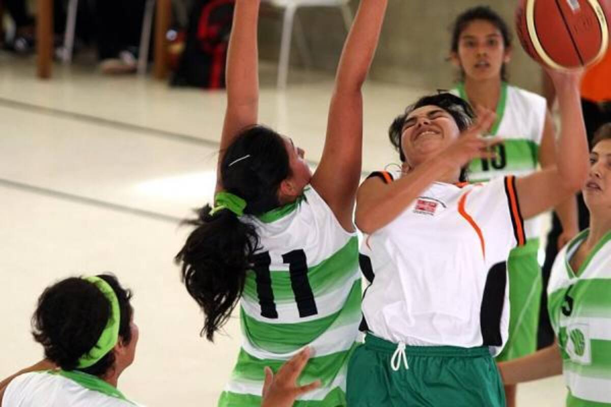 Las chicas de la Universidad Francisco de Paula Santander (camiseta blanca con pantaloneta verde) derrotaron 37 - 33 a la Universidad Industrial de Santander, en la primera fecha de los Juegos Deportivos Universitarios.(Foto: Nelson Díaz / VANGUARDIA LIBERAL)