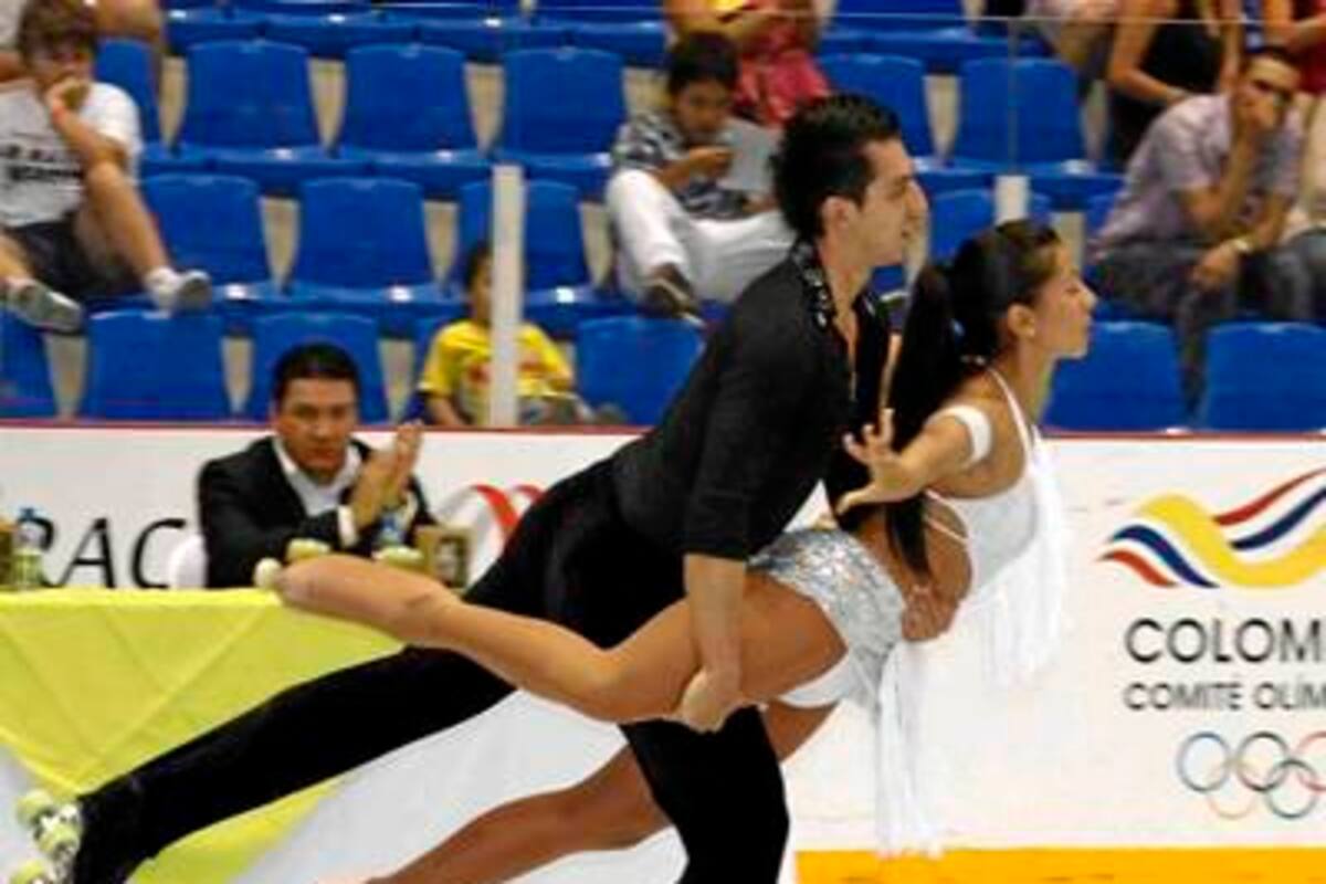 El acto de inauguración del XVIII Campeonato Mundial de Hockey en Línea categoría mayores se cumplió anoche. El patinaje artístico le puso el toque emocionante a la ceremonia, que se realizó antes del duelo inaugural entre Colombia y Chile. (Foto: Nelson Díaz / VANGUARDIA LIBERAL )