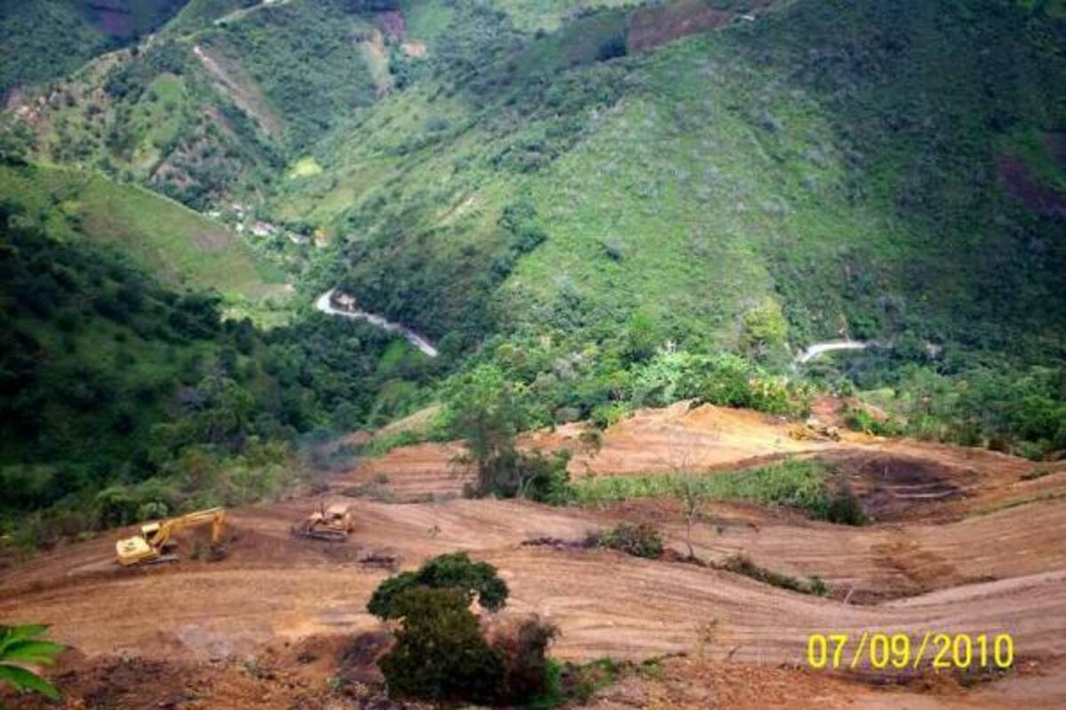 Las labores de remoción del derrumbe avanzan por terrazas. Se espera que mañana se pueda ver el trazado de la vía. (Foto: Suministrada/VANGUARDIA LIBERAL )