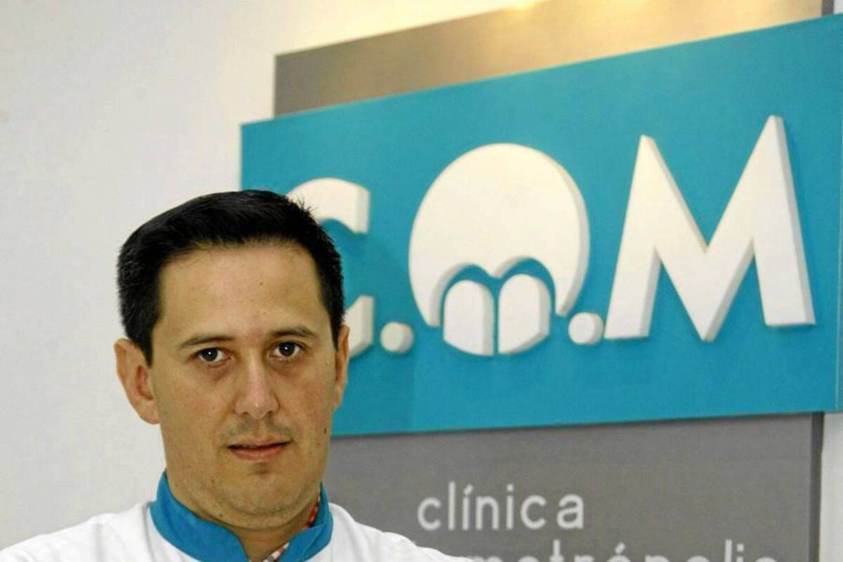 Ariel Torres es uno de los socios fundadores de Odontometrópolis. El especialista en ortodoncia y ortopediatria asegura que parte del éxito que los ha llevado a construir empresa es ser organizados y han sabido administrar el capital. Actualmente es el único estomatólogo pediatra de la Universidad Nacional en Bucaramanga y combina su trabajo con la docencia. (Foto: César Flórez/VANGUARDIA LIBERAL )