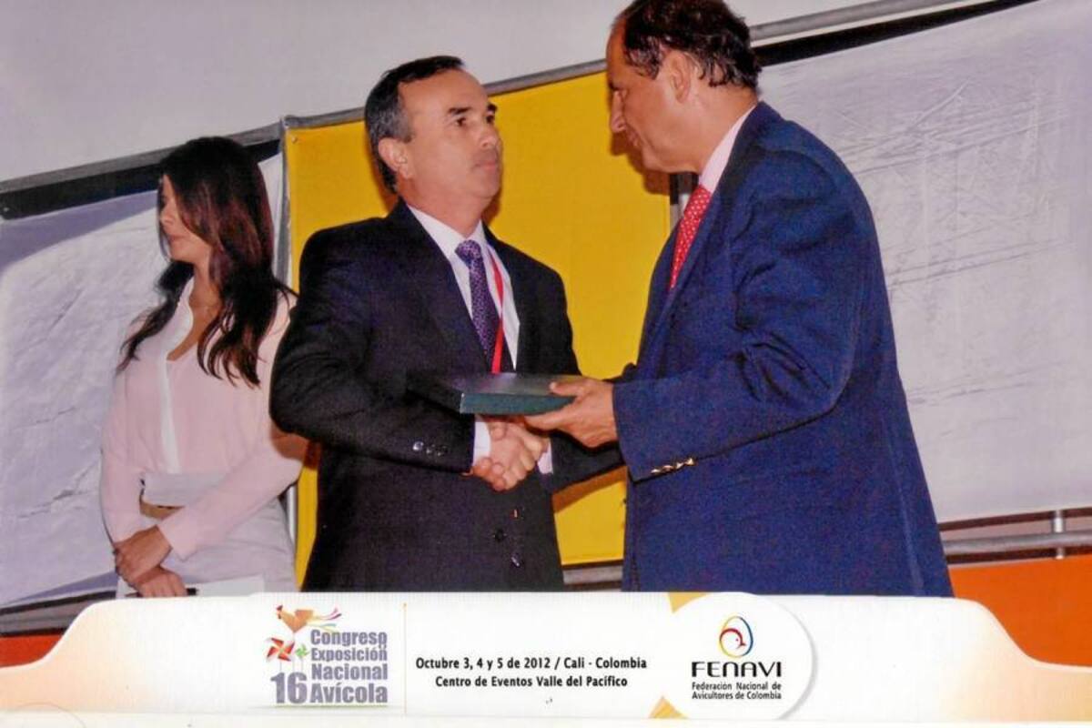 El Minagricultura Juan Camilo Restrepo Salazar, entregó el reconocimiento “Mérito al Empresario Avícola Destacado”, al santandereano Jorge Alberto Quintero Serrano. (Foto: Suministrada/VANGUARDIA LIBERAL)